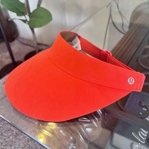 Lululemon visor never worn